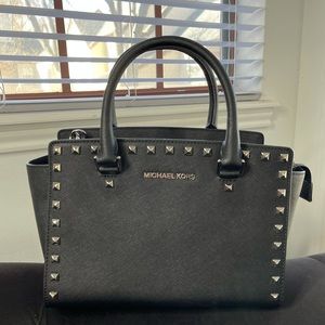 Michael Kors Selma Studded Leather Med Messenger